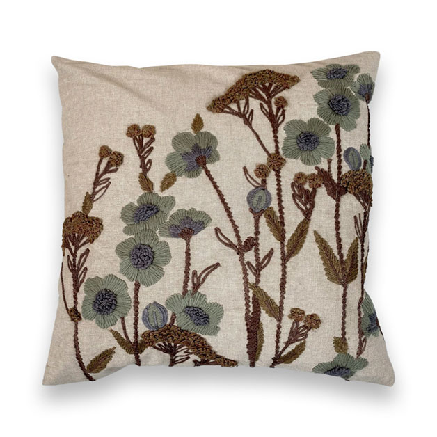 CUSHION COVER GERANIUM BLUE in der Gruppe Textilien / KISENHÜLLEN / Gestickte Kissenhüllen bei Miljögården (654950)