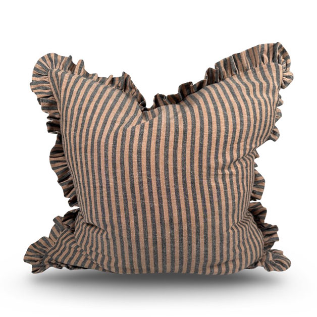 CUSHION COVER FLOUNCE TAN STRIPE i gruppen Textilier / Kuddfodral / Mönstrade fodral hos Miljögården (716450)