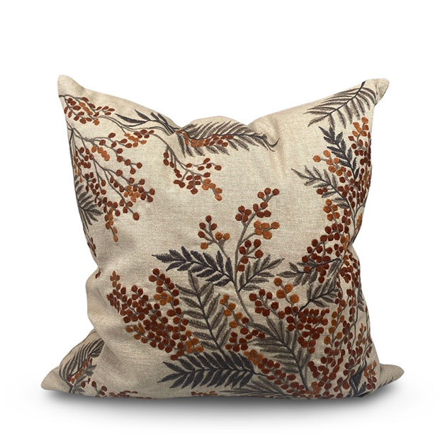 CUSHION COVER TAXUS RED i gruppen Textilier / KUDDFODRAL / Broderade kuddfodral hos Miljögården (718440)