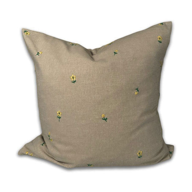 CUSHION COVER EMBROIDERED FLOWERS YELLOW i gruppen Textilier / KUDDFODRAL / Broderade kuddfodral hos Miljögården (721588-1)