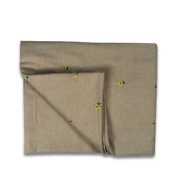 TABLE CLOTH EMBROIDERED FLOWERS YELLOW i gruppen Dukning / SERVERINGS-TILLBEHÖR / Dukar hos Miljögården (721588-3)