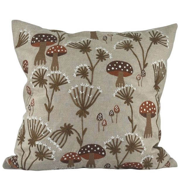 CUSHION COVER AMANITA i gruppen Textilier / KUDDFODRAL / Broderade kuddfodral hos Miljögården (722550)
