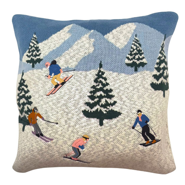KNITTED CUSHION COVER SKI YOU LATER i gruppen Textilier / KUDDFODRAL / Broderade kuddfodral hos Miljögården (728188)