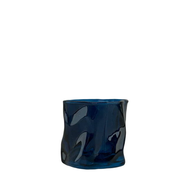 CANDLE HOLDER CRINKLE DARK BLUE i gruppen Dekoration / LJUSLYKTOR hos Miljögården (734380)