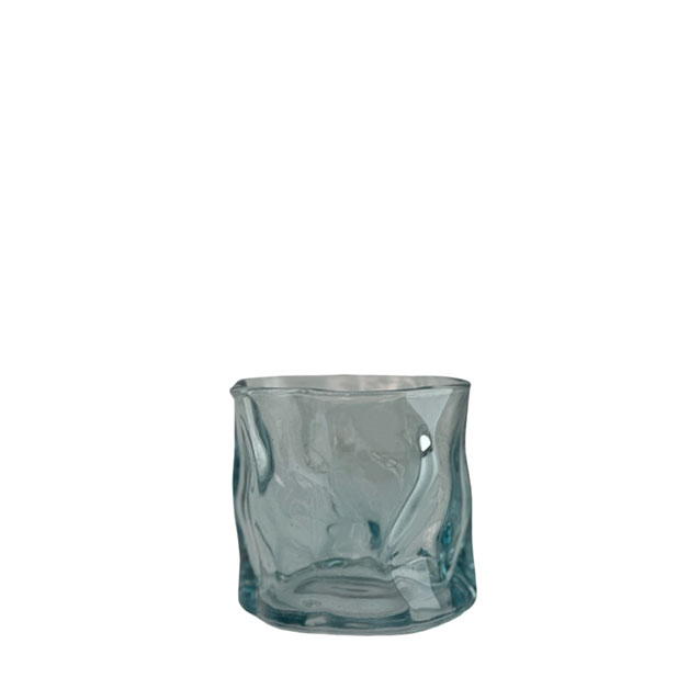 CANDLE HOLDER CRINKLE LIGHT BLUE i gruppen Dekoration / LJUSLYKTOR hos Miljögården (734381)