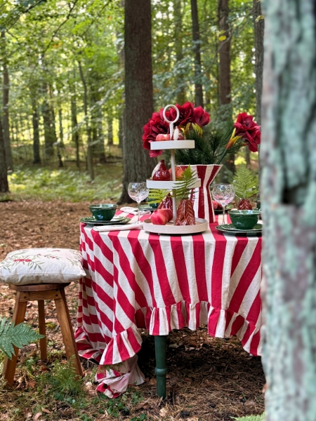 Juldukning i skogen, rödrandig duk och grönt porslin