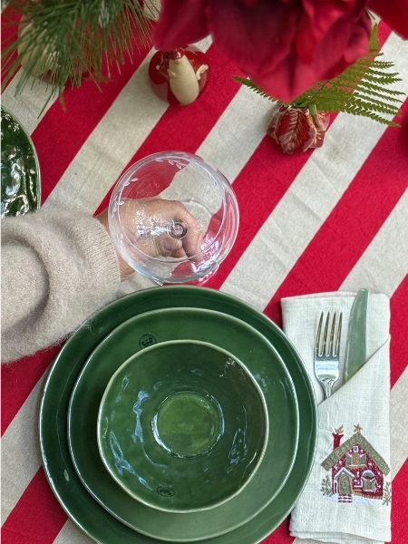 Juldukning i skogen, rödrandig duk och grönt porslin