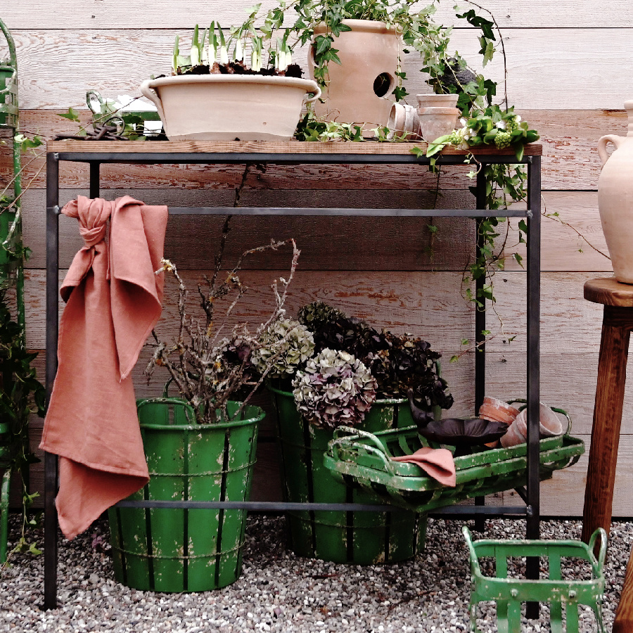 PLANTING TABLE w. HOOKS