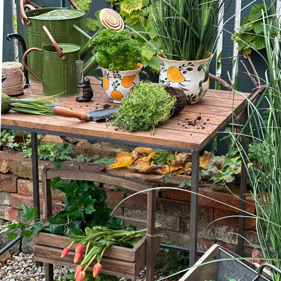 PLANTING TABLE w. HOOKS