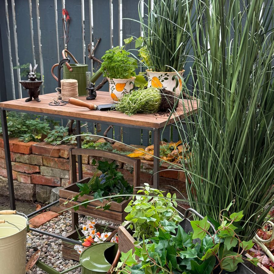 PLANTING TABLE w. HOOKS