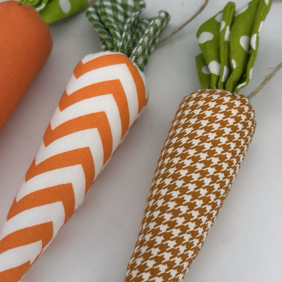 HANGING CARROTS 3ass