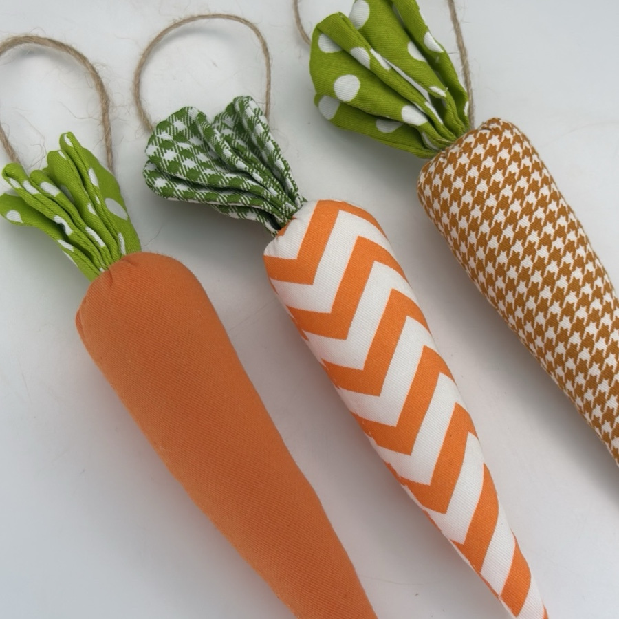 HANGING CARROTS 3ass