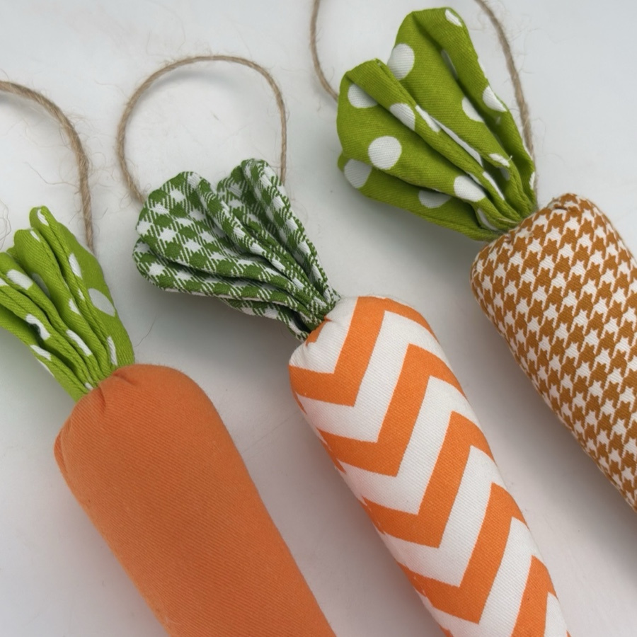 HANGING CARROTS 3ass