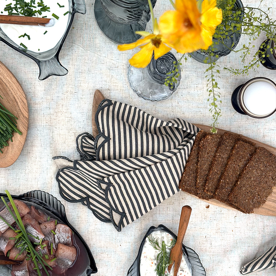 NAPKIN SCALLOP STRIPE CHARCOAL